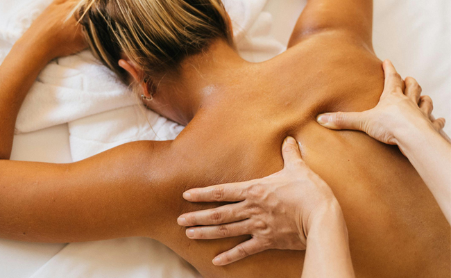 Femme de dos lors d'un massage bien-être et détente réalisé par Céline Peyclit dans son institut de Meyzieu
